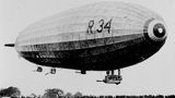 Bild 1 von 18 der Fotostrecke zum Klicken:  Der erste Nonstop-Transatlantikflug in Ost-West-Richtung überhaupt gelang dem britischen Luftschiff R 34. Das 196 Meter lange Starrluftschiff war ein Nachbau des im Ersten Weltkrieg in England erbeuteten notgelandeten deutschen Kriegszeppelin L 33 und startete am 2. Juli 1919 in Schottland.