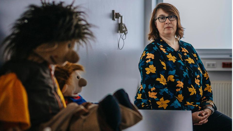 Dr. Sibylle Banaschak in ihrer Praxis