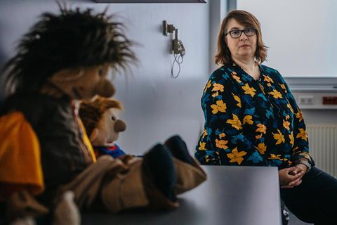 Dr. Sibylle Banaschak in ihrer Praxis