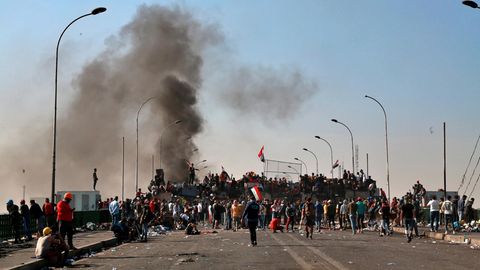 Regierungskritische Demonstranten versammeln sich auf der Sinak Brücke
