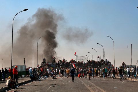 Regierungskritische Demonstranten versammeln sich auf der Sinak Brücke