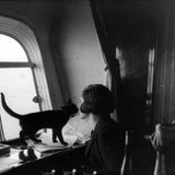 Lady Grace Drummond Hay mit ihrer Katze im Aufenthaltsraum  der "Graf Zeppelin". Sie war 1929 die einzige weibliche Reisende an Bord des Luftschiffes LZ 127 beim Flug um die Erde.