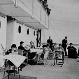 Die R 100 besaß für Passagiere drei Decks, mit einer umlaufenden Galerie, elektrischem Kamin und Promenadendecks.