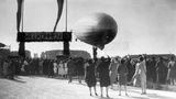 Willkommen zurück in Friedrichshafen: die Landung des Starrluftschiffe LZ 127 "Graf Zepplin" nach der Weltfahrt in Friedrichshafen, die das Luftschiff 1929 in 35 Tagen zurücklegte.