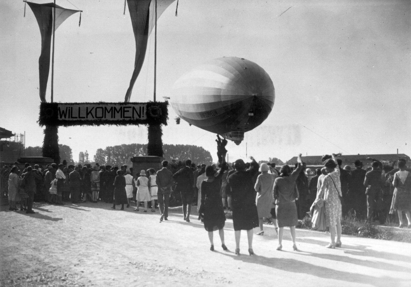 Willkommen zurück in Friedrichshafen: die Landung des Starrluftschiffe LZ 127 "Graf Zepplin" nach der Weltfahrt in Friedrichshafen, die das Luftschiff 1929 in 35 Tagen zurücklegte.