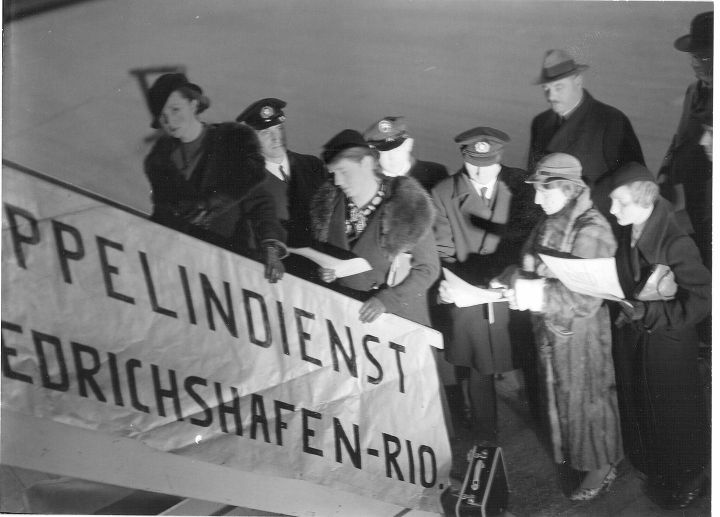 Boarding im Jahre 1934: Passagiere gehen an Bord des Luftschiffes LZ 127