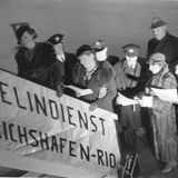 Boarding im Jahre 1934: Passagiere gehen an Bord des Luftschiffes LZ 127