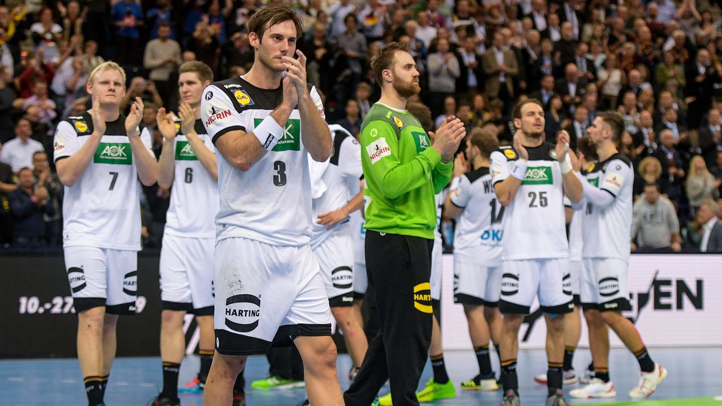 Zwischen Sieg und Niederlage: Die deutsche Handball-Nationalmannschaft hätte fast ein kleines Wintermärchen geschrieben bei der WM in Dänemark und Deutschland. Die Spiele in Berlin und Köln waren regelrechte Handball-Feste. Das ganze Land drückte dem Team von Nationaltrainer Christian Prokop die Daumen. Leider war im Halbfinale gegen Norwegen Schluss und im Spiel um Platz drei gegen Frankreich war endgültig die Luft raus. Die deutsche Handball-Nationalmannschaft hätte fast ein kleines Wintermärchen geschrieben bei der WM in Dänemark und Deutschland. Die Spiele in Berlin und Köln waren regelrechte Handball-Feste. Das ganze Land drückte dem Team von Nationaltrainer Christian Prokop die Daumen. Leider war im Halbfinale gegen Norwegen Schluss und im Spiel um Platz drei gegen Frankreich war endgültig die Luft raus.