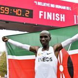 Eliud Kipchoge hat Sportgeschichte geschrieben: Als erster Mensch der Welt lief der Kenianer am 12. Oktober in Wien einen Marathon in weniger als zwei Stunden. Er benötigete exakt 1:59:40 Stunden. Zugegeben: Der Lauf war kein Wettkampf, sondern fand quasi unter Laborbedingungen statt und hatte nur den Rekord als Ziel. Deshalb gilt die Zeit auch nicht als Weltrekord.