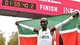 Eliud Kipchoge hat Sportgeschichte geschrieben: Als erster Mensch der Welt lief der Kenianer am 12. Oktober in Wien einen Marathon in weniger als zwei Stunden. Er benötigete exakt 1:59:40 Stunden. Zugegeben: Der Lauf war kein Wettkampf, sondern fand quasi unter Laborbedingungen statt und hatte nur den Rekord als Ziel. Deshalb gilt die Zeit auch nicht als Weltrekord.