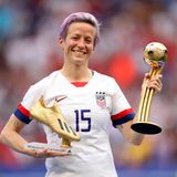 Megan Rapinoe war der große Star der Frauenfußball-WM in Frankreich. Sie glänzte durch großartige Leistungen und gewann mit der US-Nationalelf hochverdient den Titel. Und sie zeigte sich als engagierte Kämpferin für Gleichberechtigung und gegen Rassismus. Bei der WM sang sie aus Protest gegen US-Präsident Donald Trump die Nationalhymne nicht mit, der sie dafür auf Twitter rüffelte.