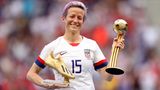 Megan Rapinoe war der große Star der Frauenfußball-WM in Frankreich. Sie glänzte durch großartige Leistungen und gewann mit der US-Nationalelf hochverdient den Titel. Und sie zeigte sich als engagierte Kämpferin für Gleichberechtigung und gegen Rassismus. Bei der WM sang sie aus Protest gegen US-Präsident Donald Trump die Nationalhymne nicht mit, der sie dafür auf Twitter rüffelte.