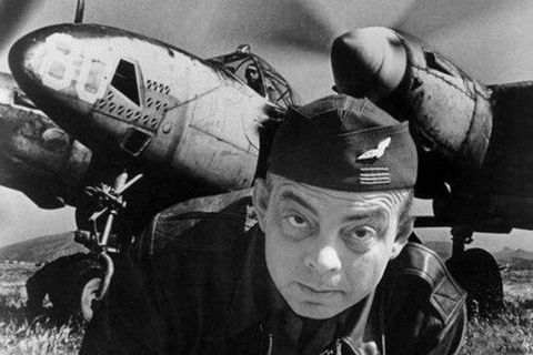 Pilot mit Flugzeug im Hintergrund
