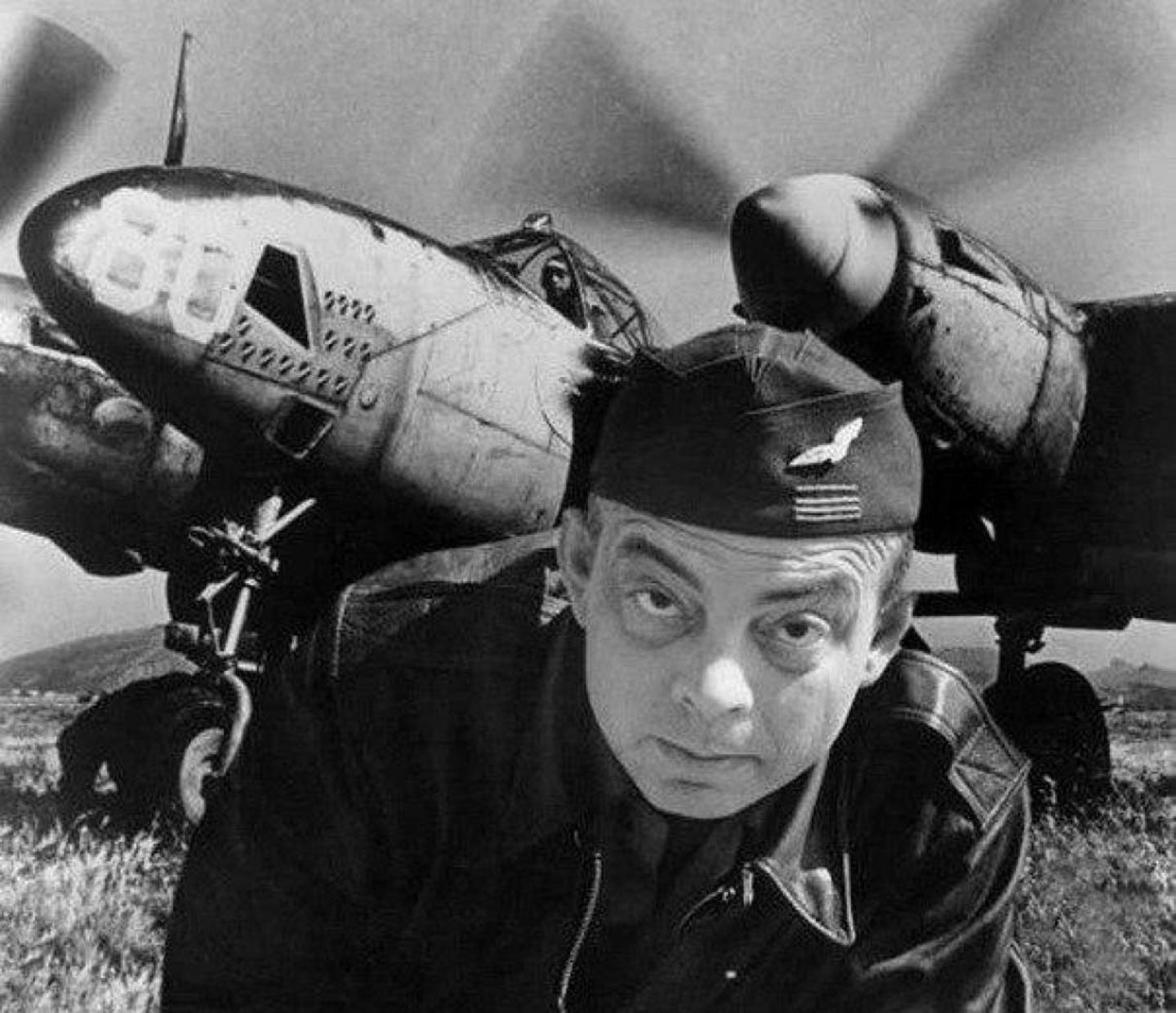 Pilot mit Flugzeug im Hintergrund