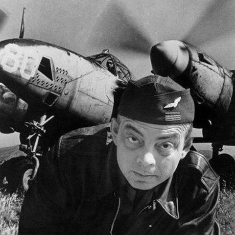 Pilot mit Flugzeug im Hintergrund