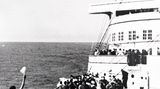 Begegnung auf hoher See mit LZ 129: Die "Hindenburg" war zusammen mit der Luftschiff-Schwester LZ 130 und 245 Metern Länge das größte je gebaute Exemplar. Die Jungfernfahrt erfolgte im März 1936 - im Mai 1937 verunglückte die LZ 129 bei der Landung in Lakehurst, New Jersey.