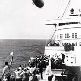 Begegnung auf hoher See mit LZ 129: Die "Hindenburg" war zusammen mit der Luftschiff-Schwester LZ 130 und 245 Metern Länge das größte je gebaute Exemplar. Die Jungfernfahrt erfolgte im März 1936 - im Mai 1937 verunglückte die LZ 129 bei der Landung in Lakehurst, New Jersey.