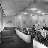 Der Salon in der "Hindenburg", im zeitgemäßen Bauhausstil, war ein Entwurf der Architekten Fritz August Breuhaus de Groot und seines Mitarbeiters Cäsar F. Pinnau.
