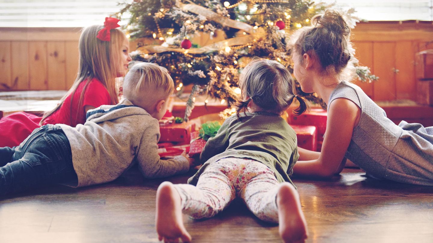 Kinder unter dem Weihnachtsbaum