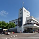 Das Zeppelin Museum in Friedrichshafen zeigt die Sonderausstellung mit dem Titel "Vernetzung der Welt - Pionierflüge und Luftverkehr über den Atlantik". Das Museum ist in dem ehemaligen Hafenbahnhof der Stadt am Bodensee untergebracht.