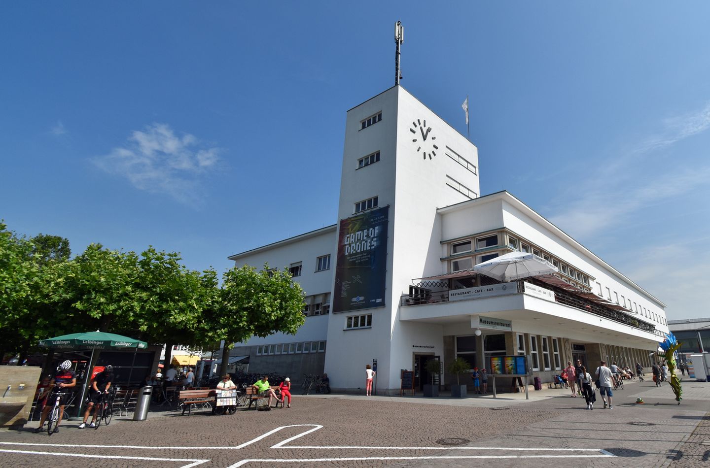 Das Zeppelin Museum in Friedrichshafen zeigt die Sonderausstellung mit dem Titel "Vernetzung der Welt - Pionierflüge und Luftverkehr über den Atlantik". Das Museum ist in dem ehemaligen Hafenbahnhof der Stadt am Bodensee untergebracht.