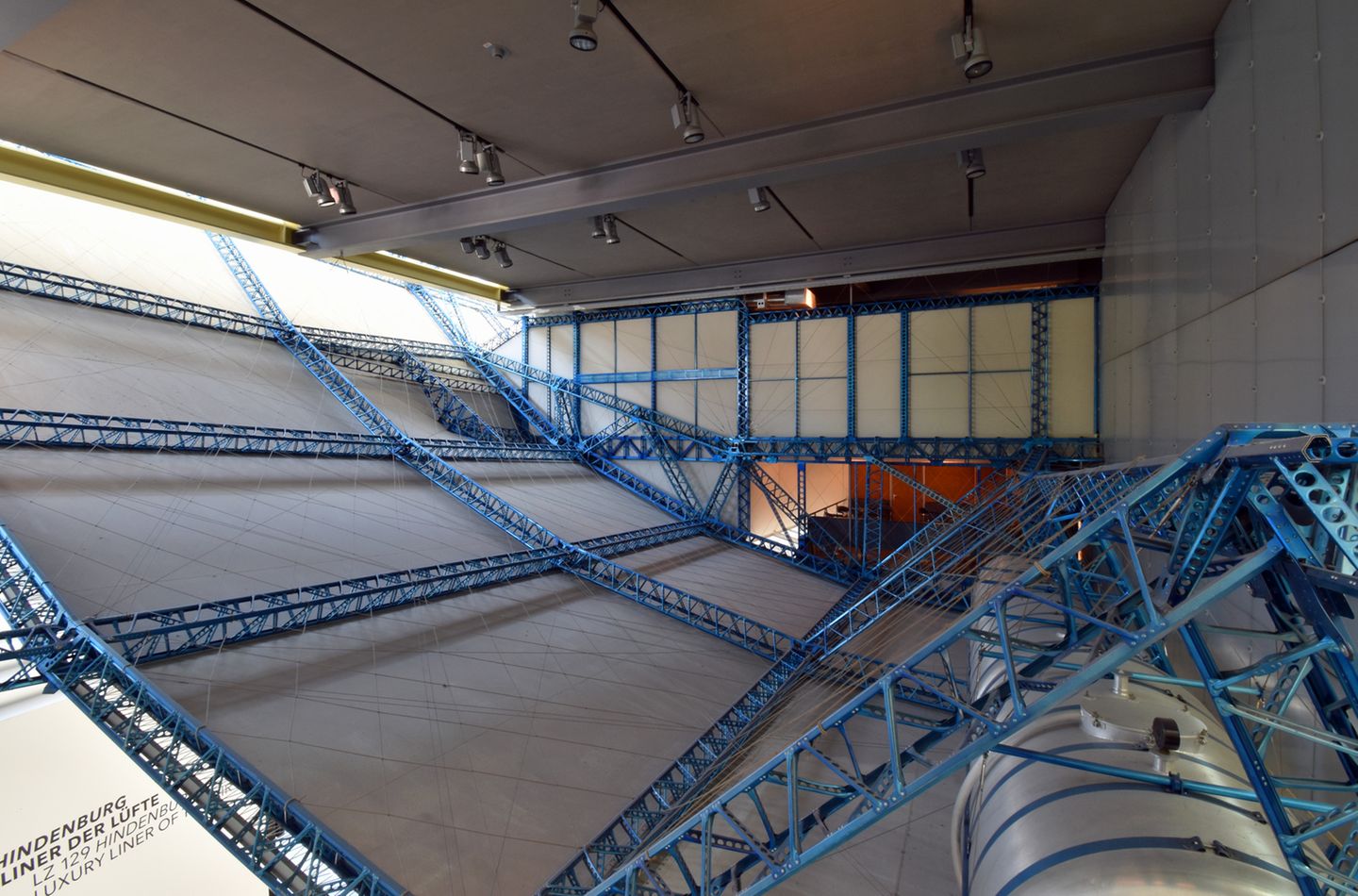 Highlight in der Dauerausstellung: die Teilrekonstruktion von LZ 129 "Hindenburg". Besucher bekommen eine Vorstellung der Dimensionen und sehen in das Innere des einst weltgrößtes Luftschiffes im Maßstab 1:1 mit seiner Gerippe aus Duraluminium.
