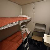 Im fliegenden Hotel: eine der 25 Schlafkabinen mit den Betten und aufklappbaren Waschbecken als originalgetreuer Nachbau.  Die  Sonderausstellung  des Zeppelins Museum mit dem Titel "Vernetzung der Welt - Pionierflüge und Luftverkehr über den Atlantik" ist noch bis zum 3. Mai 2020 in Friedrichshafen zu sehen.