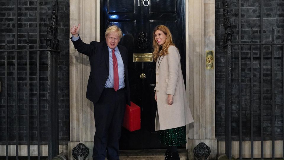 Daumen rauf: Boris Johnson und seine Lebensgefährtin Carrie Symonds
