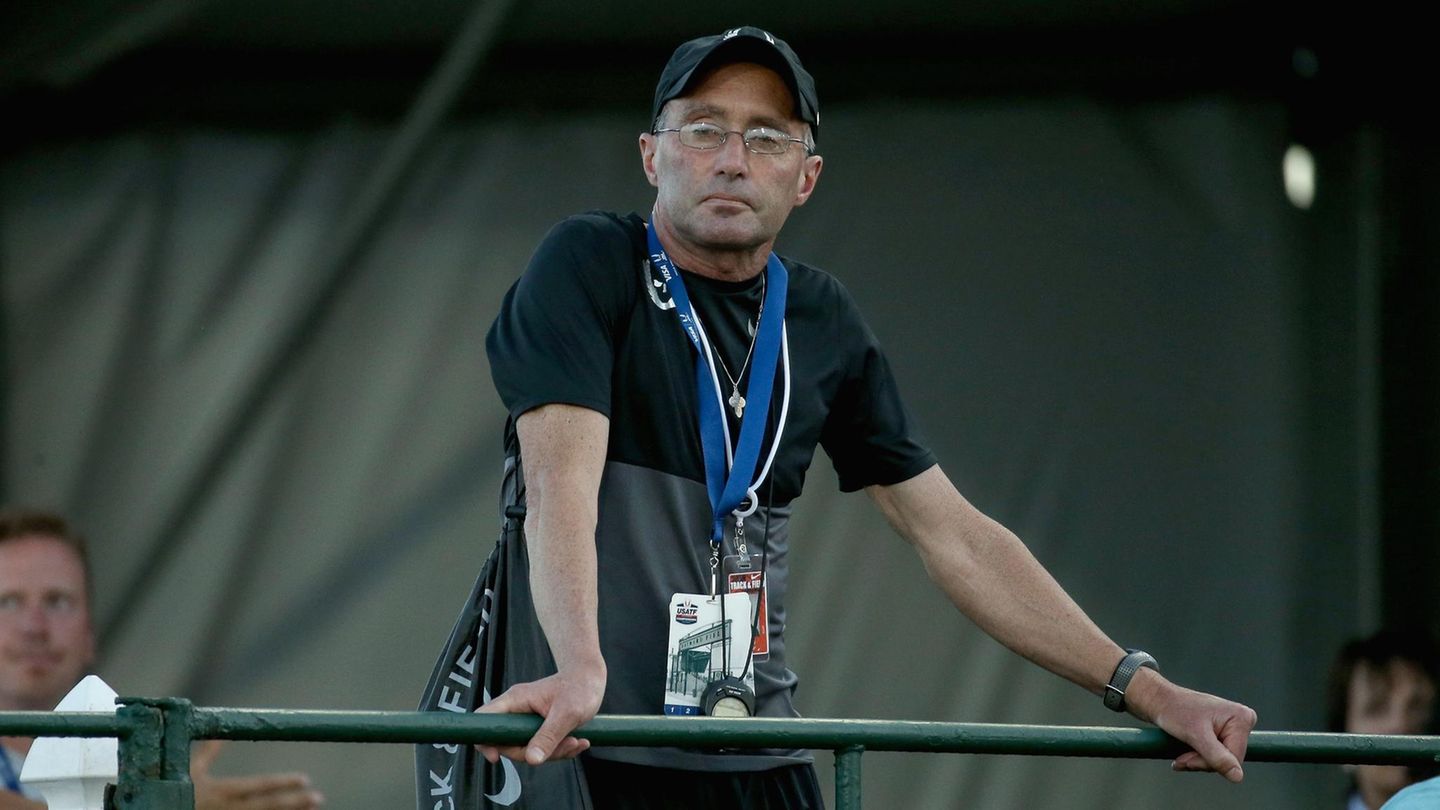 Zwischen Sieg und Niederlage: Alberto Salazar ist der nächste große Name in der Liste der Doping-Sünder. Die US-Antidoping-Agentur verhängte eine vierjährige Sperre gegen den Leiter der berühmten Lauftrainingsgruppe Nike Orgeon Projects, aus der Weltmeister und Olympiasieger hervorgegangen sind. Auch die deutsche Langstreckenläuferin Konstanze Klosterhalfen gehörte dem Projekt an (das jetzt beendet wurde), trainierte aber nicht unter Salazar. Klosterthalfen gewann in diesem Jahr WM-Bronze über 5000 Meter. Alberto Salazar ist der nächste große Name in der Liste der Doping-Sünder. Die US-Antidoping-Agentur verhängte eine vierjährige Sperre gegen den Leiter der berühmten Lauftrainingsgruppe Nike Orgeon Projects, aus der Weltmeister und Olympiasieger hervorgegangen sind. Auch die deutsche Langstreckenläuferin Konstanze Klosterhalfen gehörte dem Projekt an (das jetzt beendet wurde), trainierte aber nicht unter Salazar. Klosterthalfen gewann in diesem Jahr WM-Bronze über 5000 Meter.