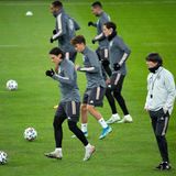 Bleiben wir bei der Nationalelf: Bis auf Toni Kroos und Manuel Neuer steht kein Weltmeister mehr im Team. Aber trotz des ausgerufenen Neustarts läuft es nicht so richtig rund. Das Jahr war insgesamt durchwachsen, auch wenn die DFB-Elf die EM-Qualifikation am Ende locker meisterte. Im Gedächtnis bleiben aber nicht die Siege gegen Weißrussland oder Litauen, sondern etwa die Heimpleite gegen Holland in Hamburg - solche Spiele zeigen, dass die Deutschen nicht mehr zur Weltspitze gehören.