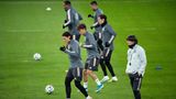 Bleiben wir bei der Nationalelf: Bis auf Toni Kroos und Manuel Neuer steht kein Weltmeister mehr im Team. Aber trotz des ausgerufenen Neustarts läuft es nicht so richtig rund. Das Jahr war insgesamt durchwachsen, auch wenn die DFB-Elf die EM-Qualifikation am Ende locker meisterte. Im Gedächtnis bleiben aber nicht die Siege gegen Weißrussland oder Litauen, sondern etwa die Heimpleite gegen Holland in Hamburg - solche Spiele zeigen, dass die Deutschen nicht mehr zur Weltspitze gehören.