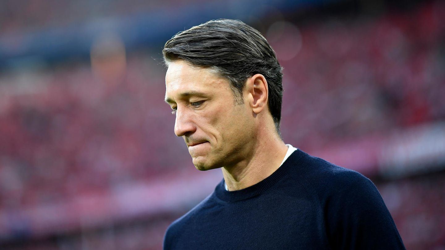 Zwischen Sieg und Niederlage: Niko Kovac war als Bayern-Trainer lange Zeit die ärmste Sau der Liga. In die Mangel genommen vom Vorsitzenden Karl-Heinz- Rummenigge und widerspenstigen Spielern hatte er am Ende keine Chance mehr. Immer wieder wurden zum Beispiel Vorwürfe lanciert, er sei taktisch limitiert - ein Klassiker, wenn man die Reputation eines Trainers beschädigen will. Dass der Mann die Bayern nach Anfangsschwierigkeiten zum Double führte und die Mannschaft unter ihm einige bärenstarke Spiele zeigte - geschenkt. Kovac und die Bayern passten einfach nicht zusammen. Niko Kovac war als Bayern-Trainer lange Zeit die ärmste Sau der Liga. In die Mangel genommen vom Vorsitzenden Karl-Heinz- Rummenigge und widerspenstigen Spielern hatte er am Ende keine Chance mehr. Immer wieder wurden zum Beispiel Vorwürfe lanciert, er sei taktisch limitiert - ein Klassiker, wenn man die Reputation eines Trainers beschädigen will. Dass der Mann die Bayern nach Anfangsschwierigkeiten zum Double führte und die Mannschaft unter ihm einige bärenstarke Spiele zeigte - geschenkt. Kovac und die Bayern passten einfach nicht zusammen.