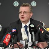Reinhard Grindel war vermutlich der unglücklichste Präsident, den der DFB jemals hatte. Erst versagte er komplett in der Erdogan-Affäre um Özil und Gündogan, später wurden ihm Nebenverdienste als Aufsichtsratschef der DFB-Medien GmbH zur moralischen Belastung. Am Ende war es eine Luxusuhr, die er als Geschenk von einem ukrainischen Oligarchen erhalten hatte, die ihn zum Rücktritt zwang.