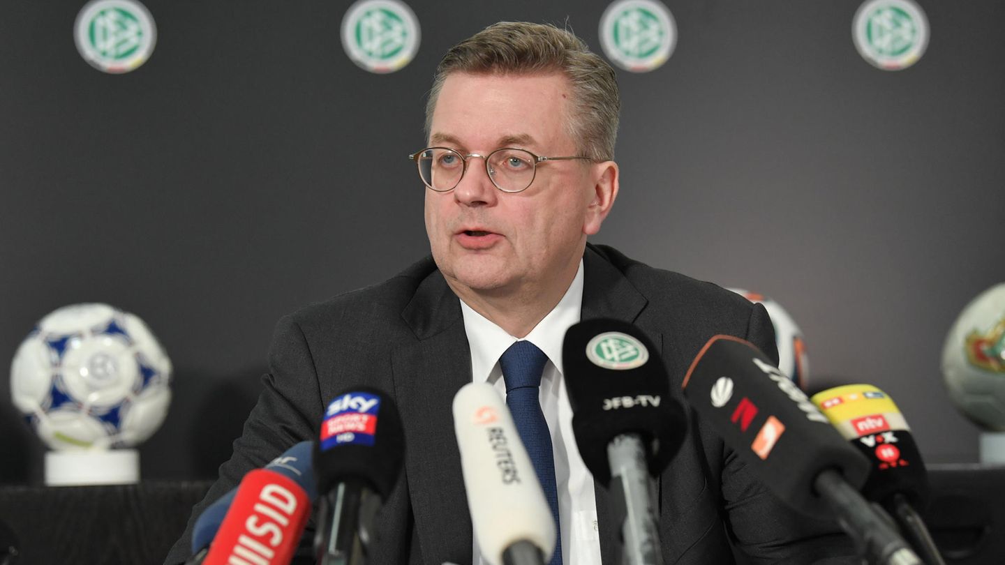 Reinhard Grindel war vermutlich der unglücklichste Präsident, den der DFB jemals hatte. Erst versagte er komplett in der Erdogan-Affäre um Özil und Gündogan, später wurden ihm Nebenverdienste als Aufsichtsratschef der DFB-Medien GmbH zur moralischen Belastung. Am Ende war es eine Luxusuhr, die er als Geschenk von einem ukrainischen Oligarchen erhalten hatte, die ihn zum Rücktritt zwang.