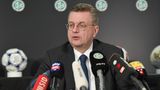 Reinhard Grindel war vermutlich der unglücklichste Präsident, den der DFB jemals hatte. Erst versagte er komplett in der Erdogan-Affäre um Özil und Gündogan, später wurden ihm Nebenverdienste als Aufsichtsratschef der DFB-Medien GmbH zur moralischen Belastung. Am Ende war es eine Luxusuhr, die er als Geschenk von einem ukrainischen Oligarchen erhalten hatte, die ihn zum Rücktritt zwang.