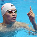 Sun Yang ist einer der besten Schwimmer der Welt. Aber er ist auch höchst umstritten. 2014 wurde er wegen Dopings gesperrt, zuletzt geriet er erneut in die Schlagzeilen, nachdem er eine Dopingprobe mit dem Hammer zerstört hatte. Ein Urteil in dieser Sache steht noch aus. Aber bei den vergangenen Weltmeisterschaften gab es gegen den Chinesen Protest von anderen Schwimmern. Der australische Silbermedaillengewinner Mack Horton weigerte sich, mit dem Goldmedaillengewinner Yang gemeinsam aufs Podetst zu steigen. Viele andere Athleten wie das gesamte deutsche Team unterstützten die Aktion.