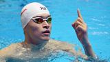 Sun Yang ist einer der besten Schwimmer der Welt. Aber er ist auch höchst umstritten. 2014 wurde er wegen Dopings gesperrt, zuletzt geriet er erneut in die Schlagzeilen, nachdem er eine Dopingprobe mit dem Hammer zerstört hatte. Ein Urteil in dieser Sache steht noch aus. Aber bei den vergangenen Weltmeisterschaften gab es gegen den Chinesen Protest von anderen Schwimmern. Der australische Silbermedaillengewinner Mack Horton weigerte sich, mit dem Goldmedaillengewinner Yang gemeinsam aufs Podetst zu steigen. Viele andere Athleten wie das gesamte deutsche Team unterstützten die Aktion.