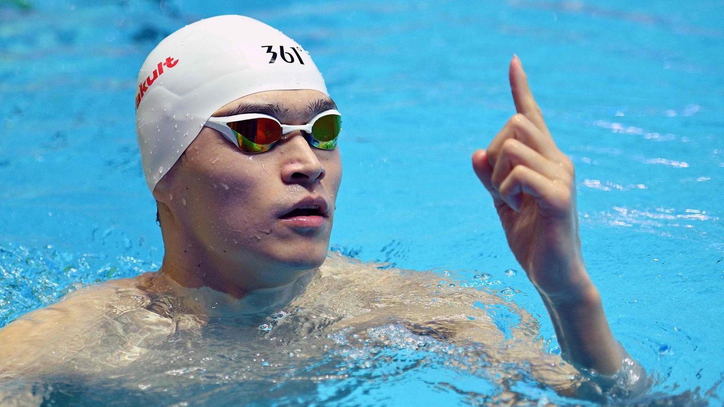 Zwischen Sieg und Niederlage: Sun Yang ist einer der besten Schwimmer der Welt. Aber er ist auch höchst umstritten. 2014 wurde er wegen Dopings gesperrt, zuletzt geriet er erneut in die Schlagzeilen, nachdem er eine Dopingprobe mit dem Hammer zerstört hatte. Ein Urteil in dieser Sache steht noch aus. Aber bei den vergangenen Weltmeisterschaften gab es gegen den Chinesen Protest von anderen Schwimmern. Der australische Silbermedaillengewinner Mack Horton weigerte sich, mit dem Goldmedaillengewinner Yang gemeinsam aufs Podetst zu steigen. Viele andere Athleten wie das gesamte deutsche Team unterstützten die Aktion. Sun Yang ist einer der besten Schwimmer der Welt. Aber er ist auch höchst umstritten. 2014 wurde er wegen Dopings gesperrt, zuletzt geriet er erneut in die Schlagzeilen, nachdem er eine Dopingprobe mit dem Hammer zerstört hatte. Ein Urteil in dieser Sache steht noch aus. Aber bei den vergangenen Weltmeisterschaften gab es gegen den Chinesen Protest von anderen Schwimmern. Der australische Silbermedaillengewinner Mack Horton weigerte sich, mit dem Goldmedaillengewinner Yang gemeinsam aufs Podetst zu steigen. Viele andere Athleten wie das gesamte deutsche Team unterstützten die Aktion.