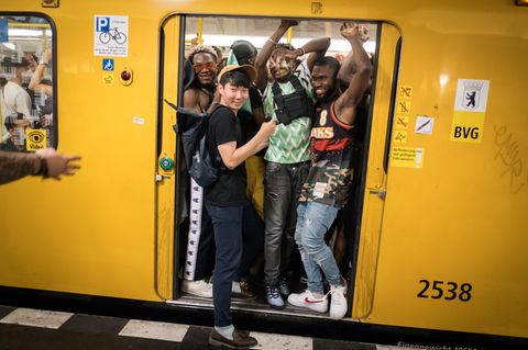 Alle müssen mit: Internationales Partyvolk in einem überfüllten Waggon der U8