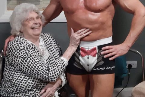 Oma mit Stripper