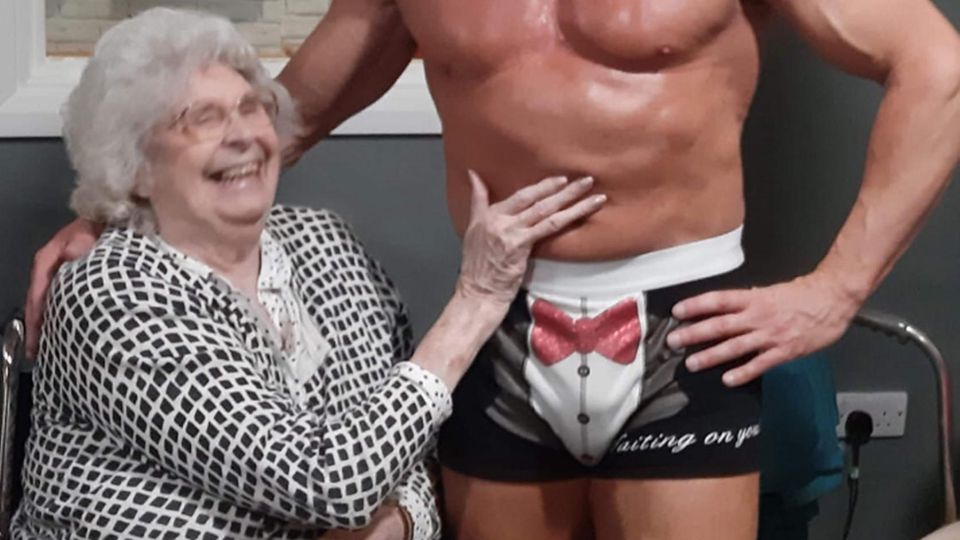 Frauen Flippen Für Einen Heißen Stripper Aus Frauen Flippen Für Einen Heißen Stripper Aus