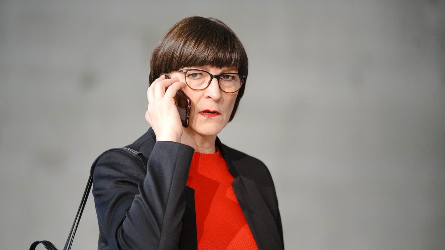 Saskia Esken, Bundesvorsitzende der SPD, telefoniert beim Bundesparteitag