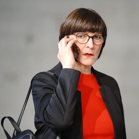 Saskia Esken, Bundesvorsitzende der SPD, telefoniert beim Bundesparteitag