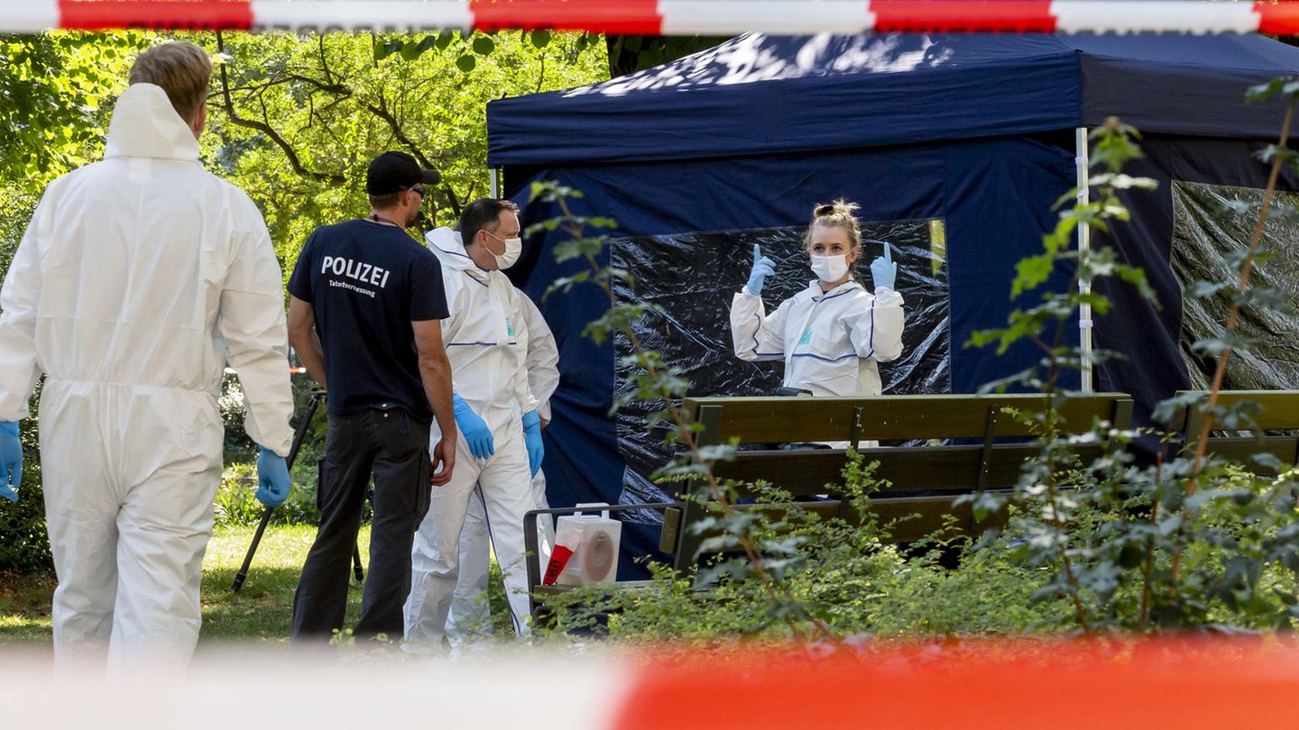 Berlin: Beamte der Spurensicherung sichern die Spuren im Tiergarten,