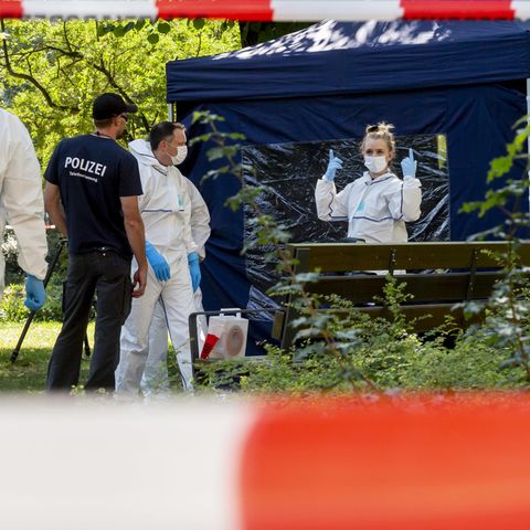 Berlin: Beamte der Spurensicherung sichern die Spuren im Tiergarten,