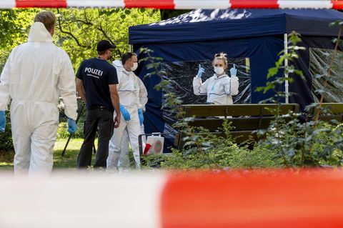 Berlin: Beamte der Spurensicherung sichern die Spuren im Tiergarten,