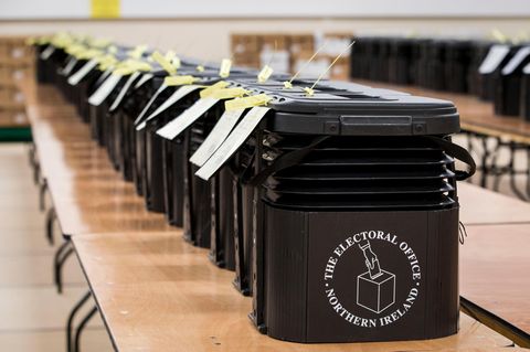 Großbritannien: Wahlurnen warten darauf auf einen Lastwagen verladen zu werden