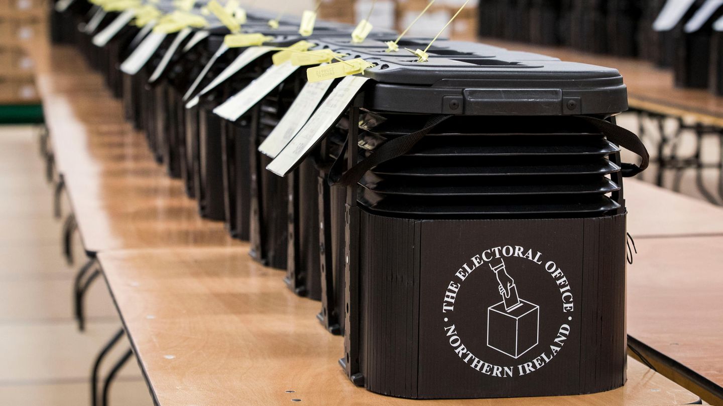 Großbritannien: Wahlurnen warten darauf auf einen Lastwagen verladen zu werden