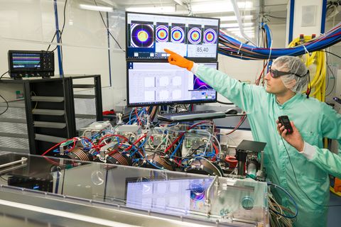 Laser soll Blitze aus Gewitterwolken schießen