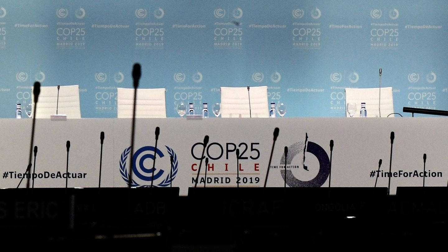 Leere Stuhlreihen vor dem Podium bei der 25. Weltklimakonferenz in Madrid